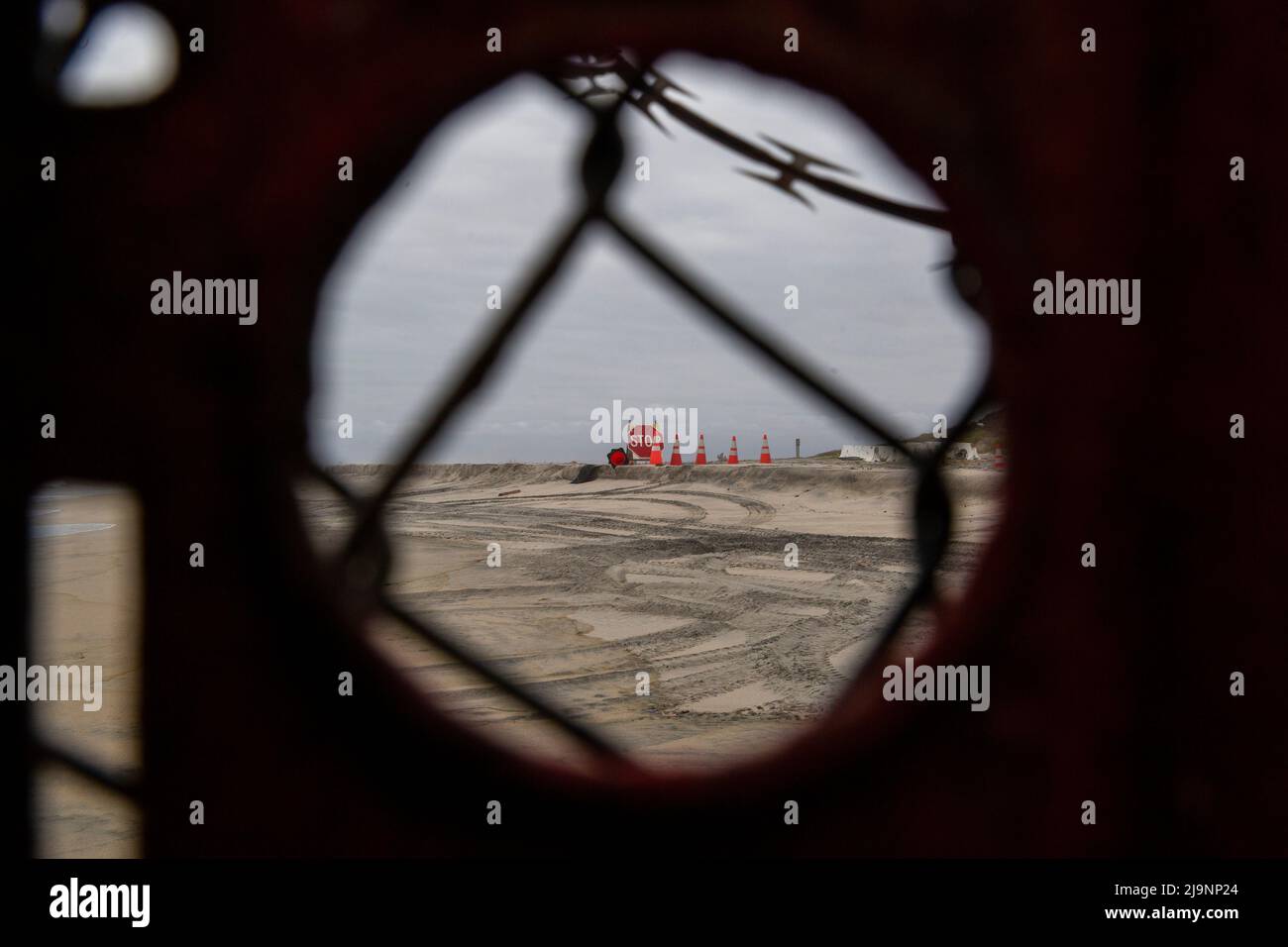 Tijuana, Messico. 21st maggio 2022. Un cartello 'STOP' può essere visto attraverso il muro di confine e filo spinato sul lato degli Stati Uniti della spiaggia. Credit: Aimee Melo/dpa/Alamy Live News Foto Stock