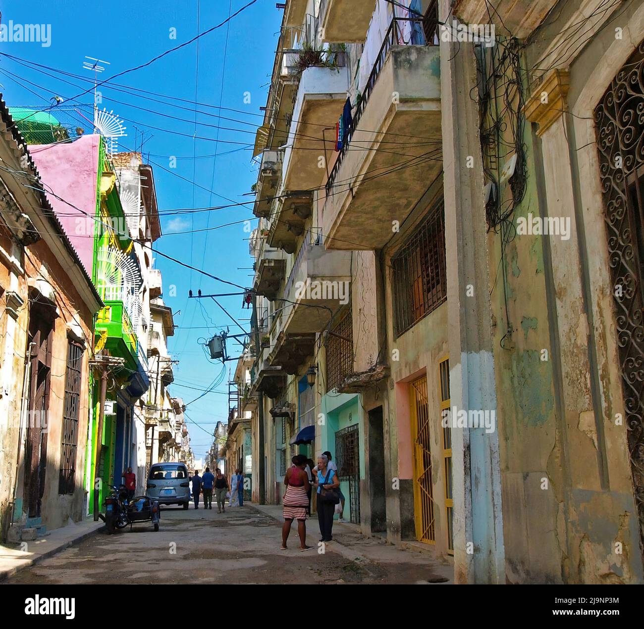 L'altro lato dell'Avana (Cuba), la parte vecchia della città, la parte genuina e non turistica dove vivono le persone comuni. Foto Stock