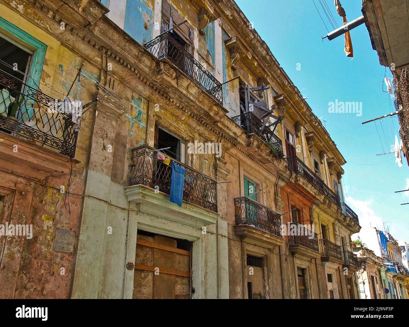 L'altro lato dell'Avana (Cuba), la parte vecchia della città, la parte genuina e non turistica dove vivono le persone comuni. Foto Stock