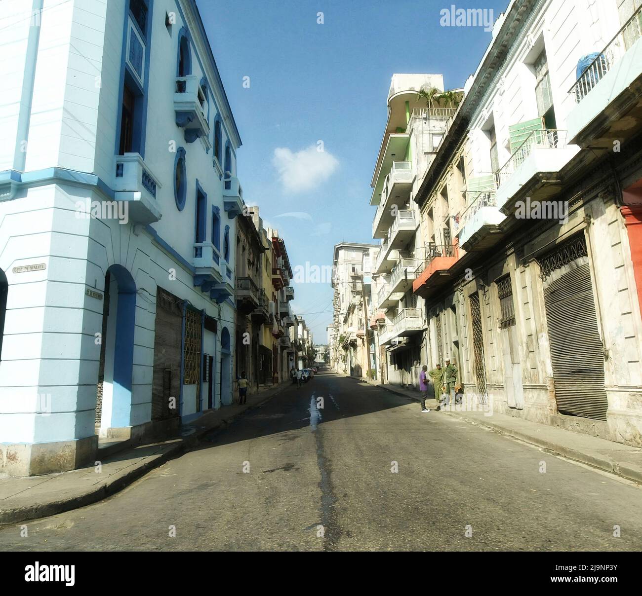 L'altro lato dell'Avana (Cuba), la parte vecchia della città, la parte genuina e non turistica dove vivono le persone comuni. Foto Stock