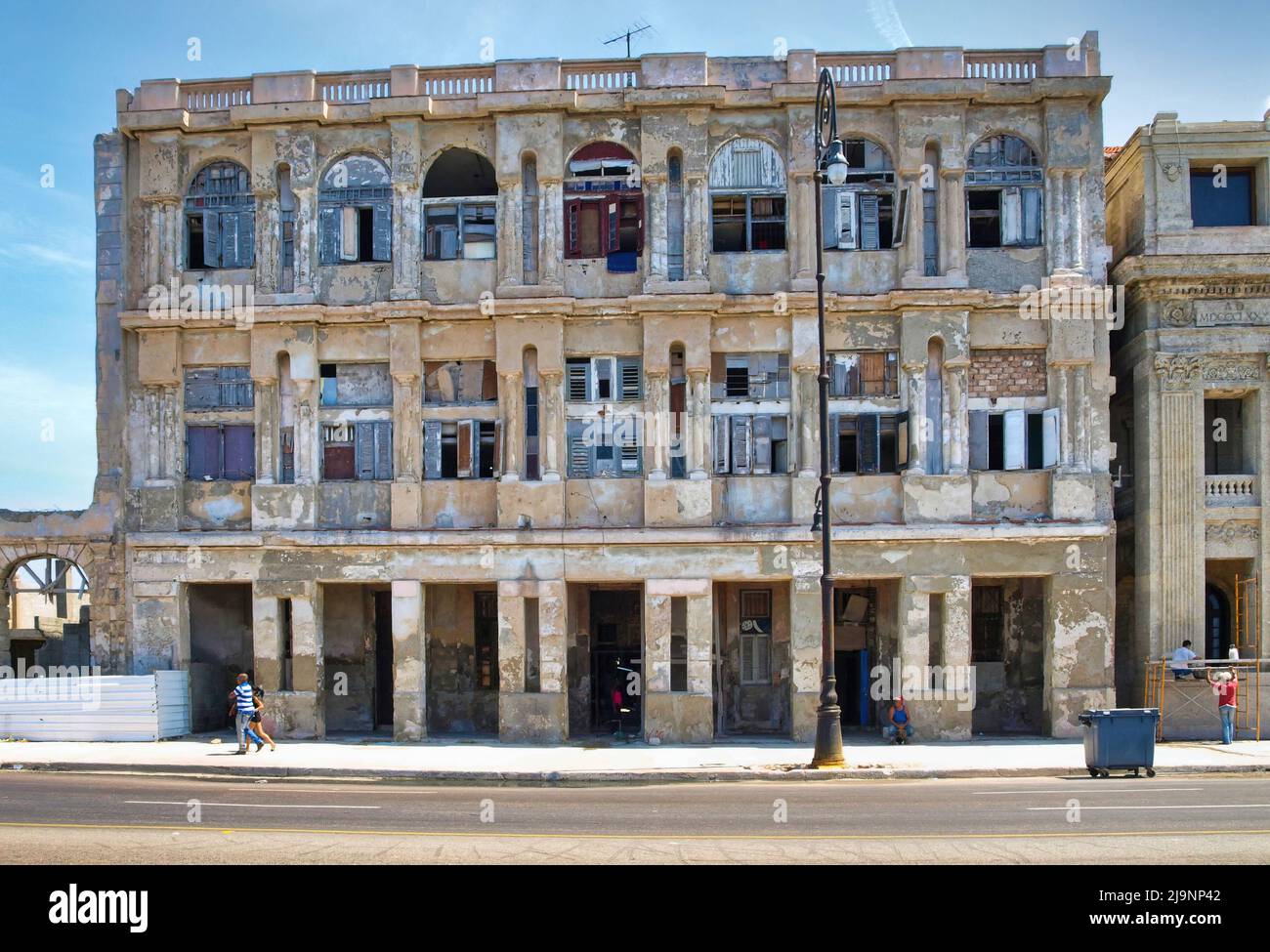 L'altro lato dell'Avana (Cuba), la parte vecchia della città, la parte genuina e non turistica dove vivono le persone comuni. Foto Stock
