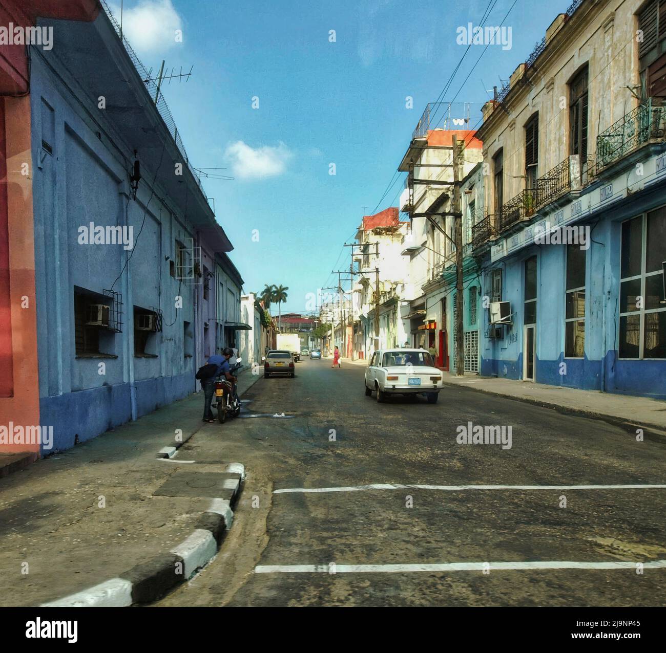 L'altro lato dell'Avana (Cuba), la parte vecchia della città, la parte genuina e non turistica dove vivono le persone comuni. Foto Stock