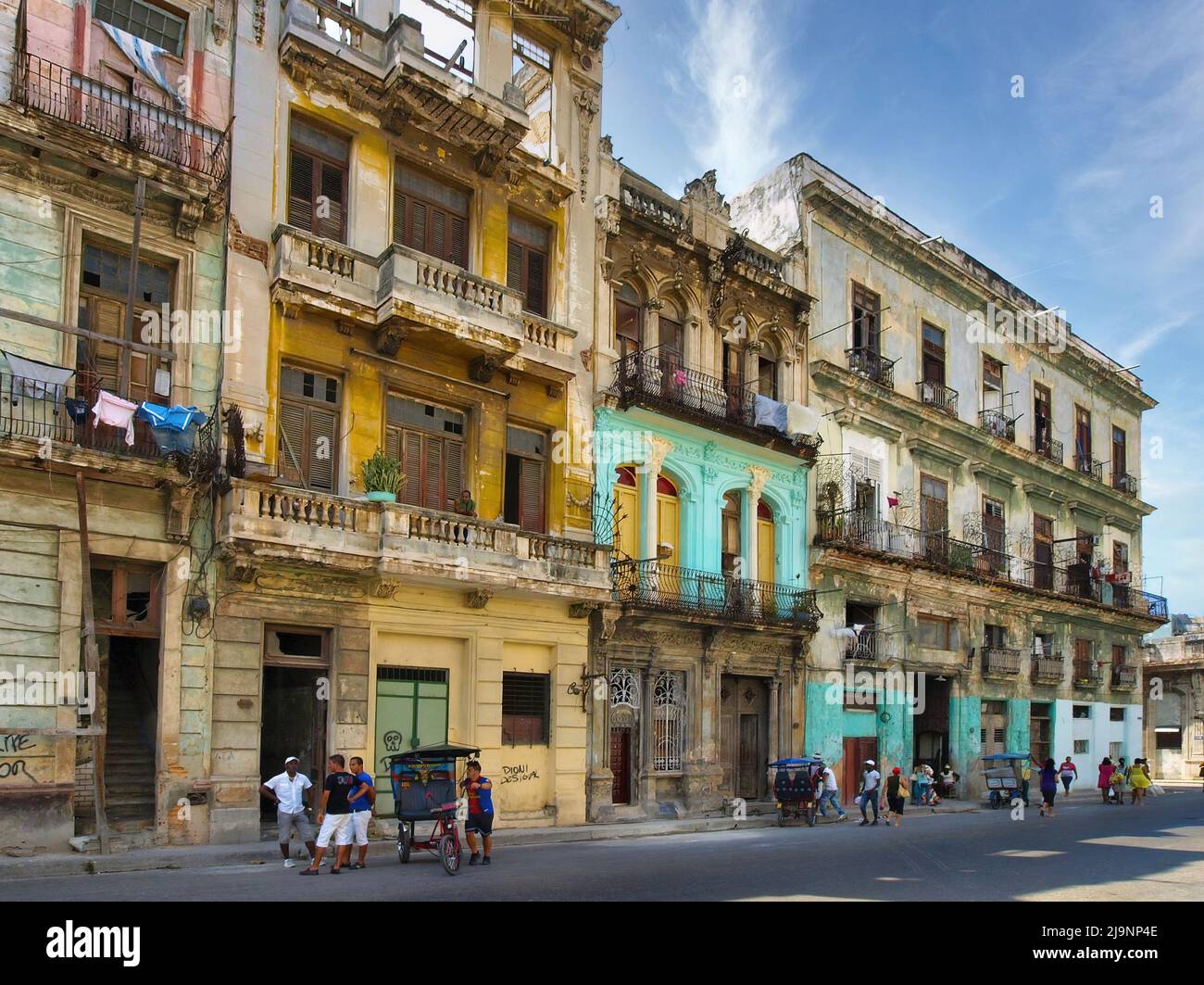 L'altro lato dell'Avana (Cuba), la parte vecchia della città, la parte genuina e non turistica dove vivono le persone comuni. Foto Stock