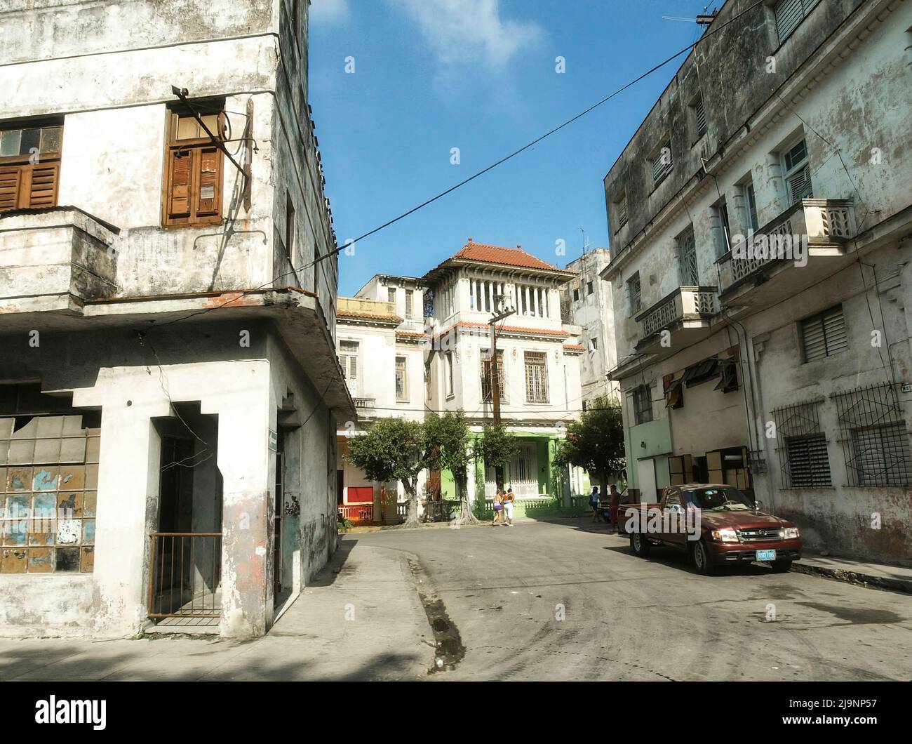 L'altro lato dell'Avana (Cuba), la parte vecchia della città, la parte genuina e non turistica dove vivono le persone comuni. Foto Stock