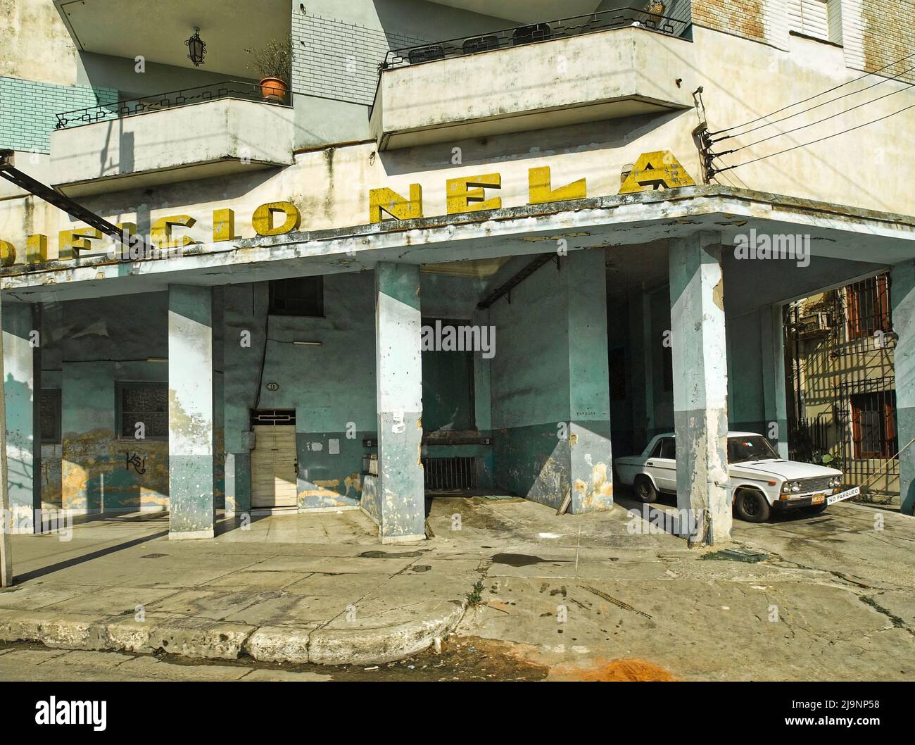 L'altro lato dell'Avana (Cuba), la parte vecchia della città, la parte genuina e non turistica dove vivono le persone comuni. Foto Stock
