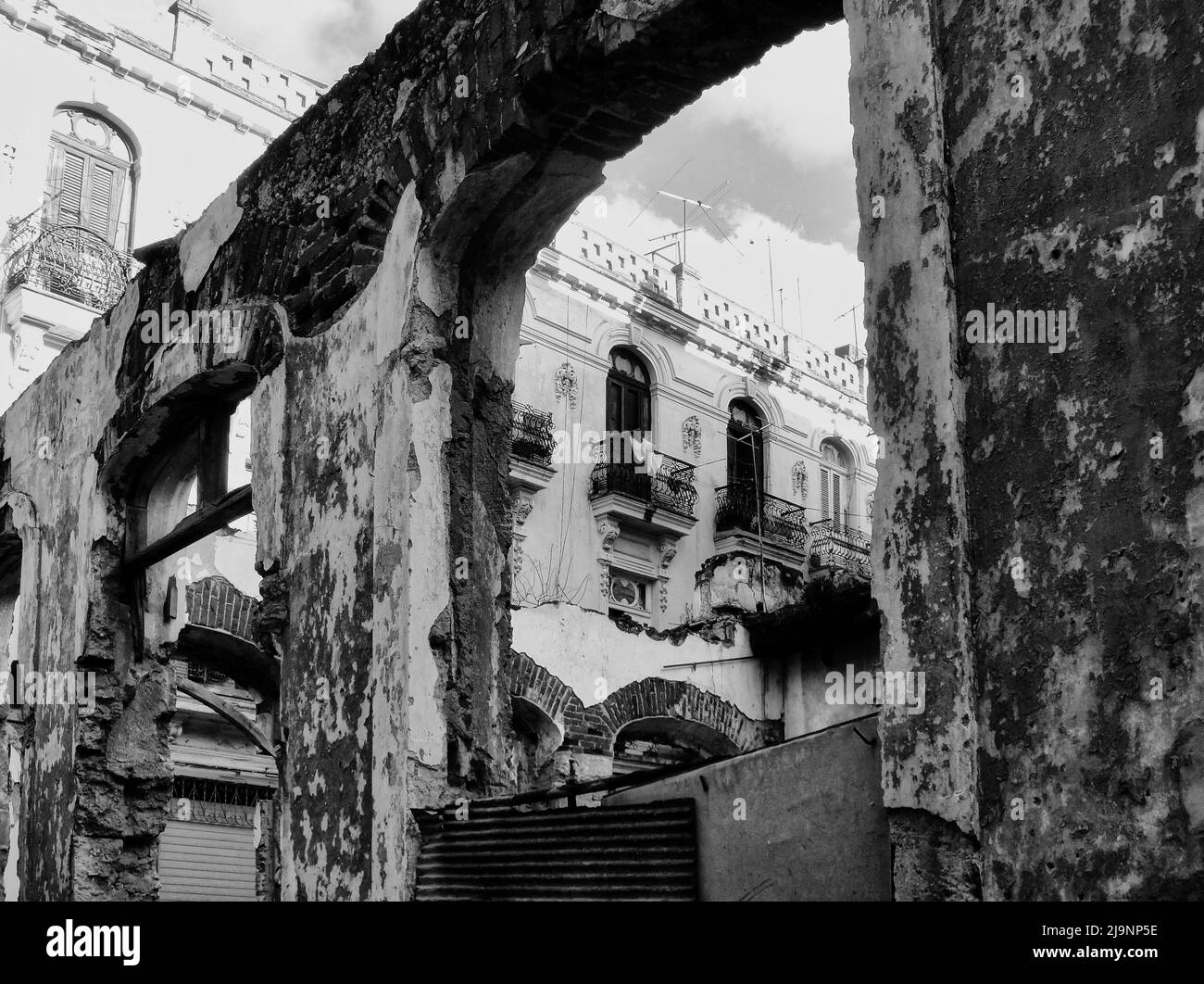 L'altro lato dell'Avana (Cuba), la parte vecchia della città, la parte genuina e non turistica dove vivono le persone comuni. Foto Stock