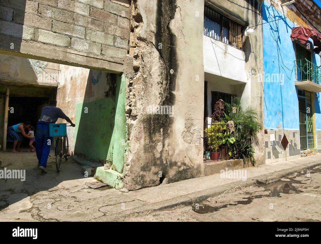 L'altro lato dell'Avana (Cuba), la parte vecchia della città, la parte genuina e non turistica dove vivono le persone comuni. Foto Stock