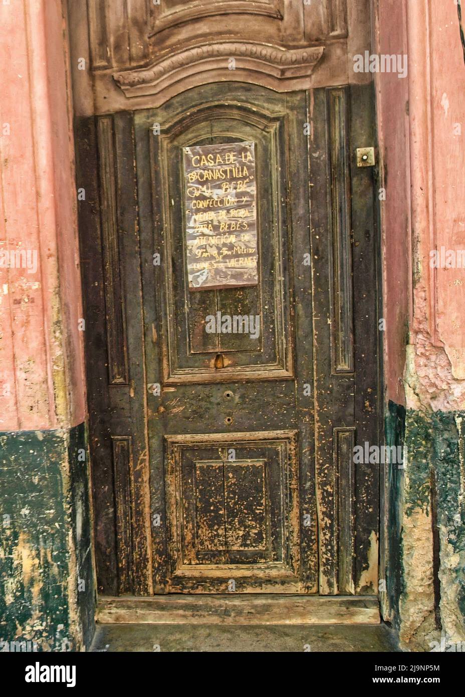 L'altro lato dell'Avana (Cuba), la parte vecchia della città, la parte genuina e non turistica dove vivono le persone comuni. Foto Stock