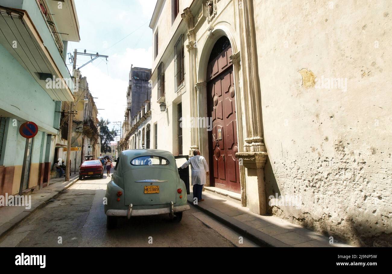 L'altro lato dell'Avana (Cuba), la parte vecchia della città, la parte genuina e non turistica dove vivono le persone comuni. Foto Stock