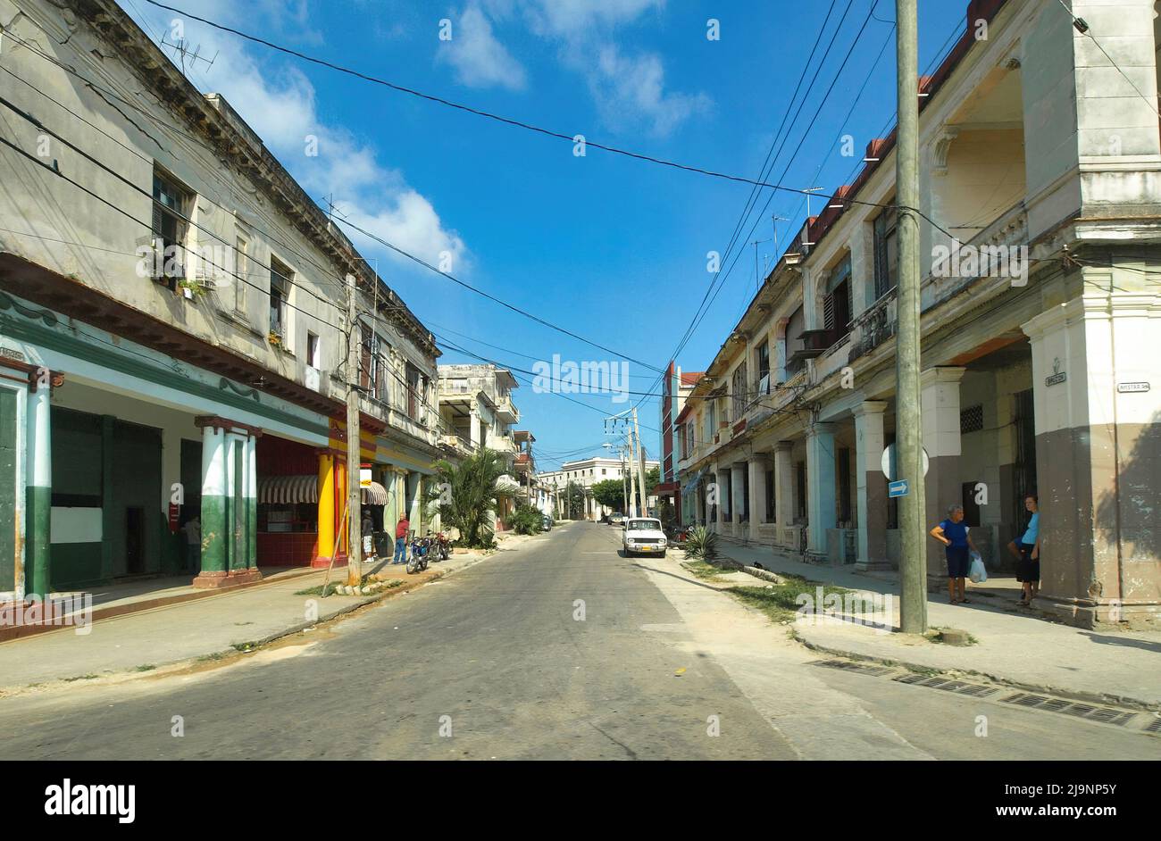 L'altro lato dell'Avana (Cuba), la parte vecchia della città, la parte genuina e non turistica dove vivono le persone comuni. Foto Stock