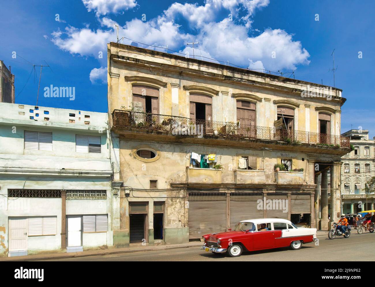 L'altro lato dell'Avana (Cuba), la parte vecchia della città, la parte genuina e non turistica dove vivono le persone comuni. Foto Stock