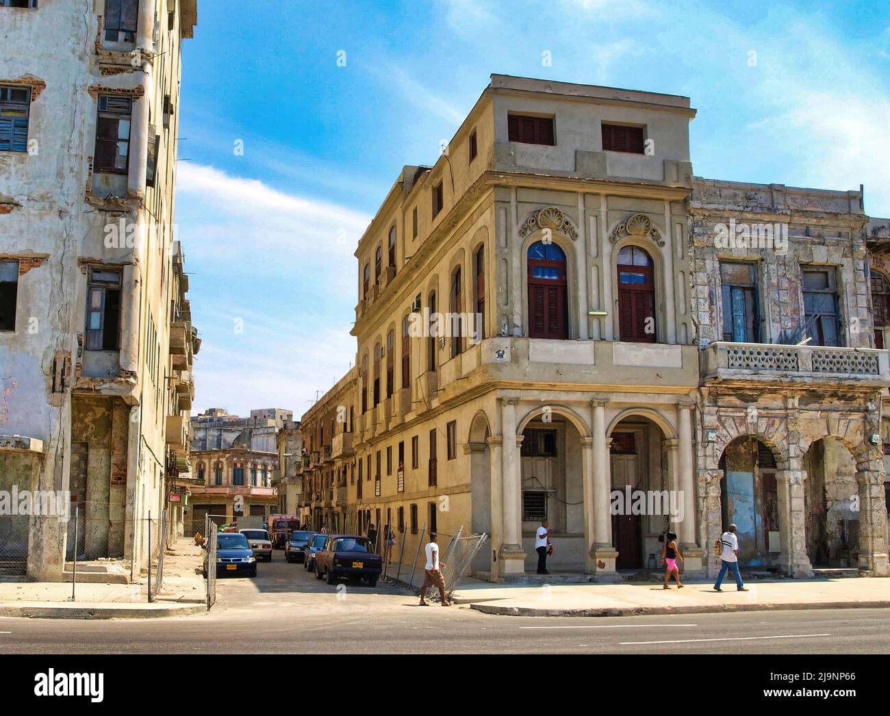 L'altro lato dell'Avana (Cuba), la parte vecchia della città, la parte genuina e non turistica dove vivono le persone comuni. Foto Stock