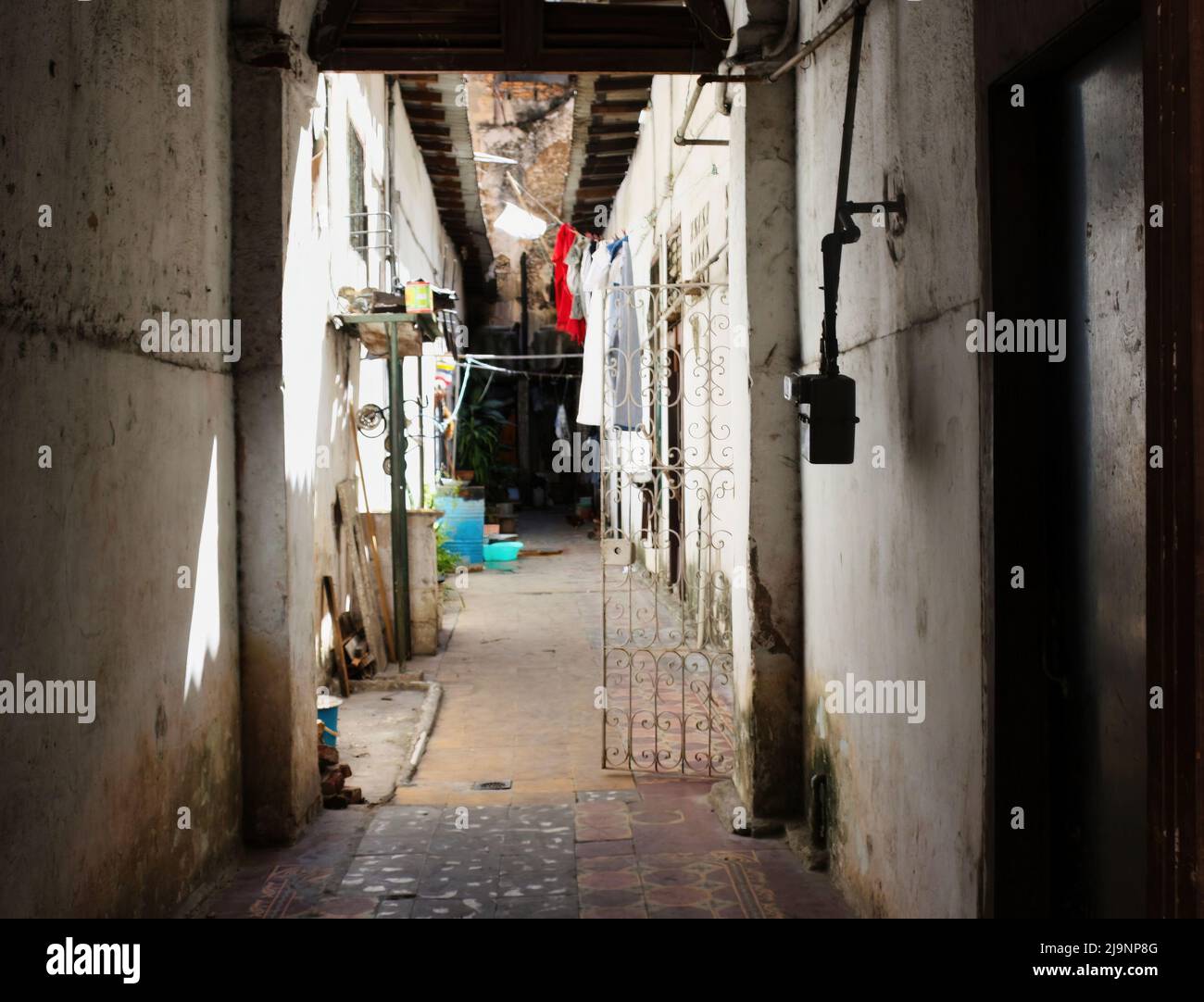 L'altro lato dell'Avana (Cuba), la parte vecchia della città, la parte genuina e non turistica dove vivono le persone comuni. Foto Stock