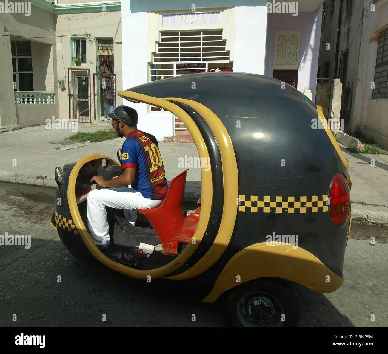 L'altro lato dell'Avana (Cuba), la parte vecchia della città, la parte genuina e non turistica dove vivono le persone comuni. Foto Stock