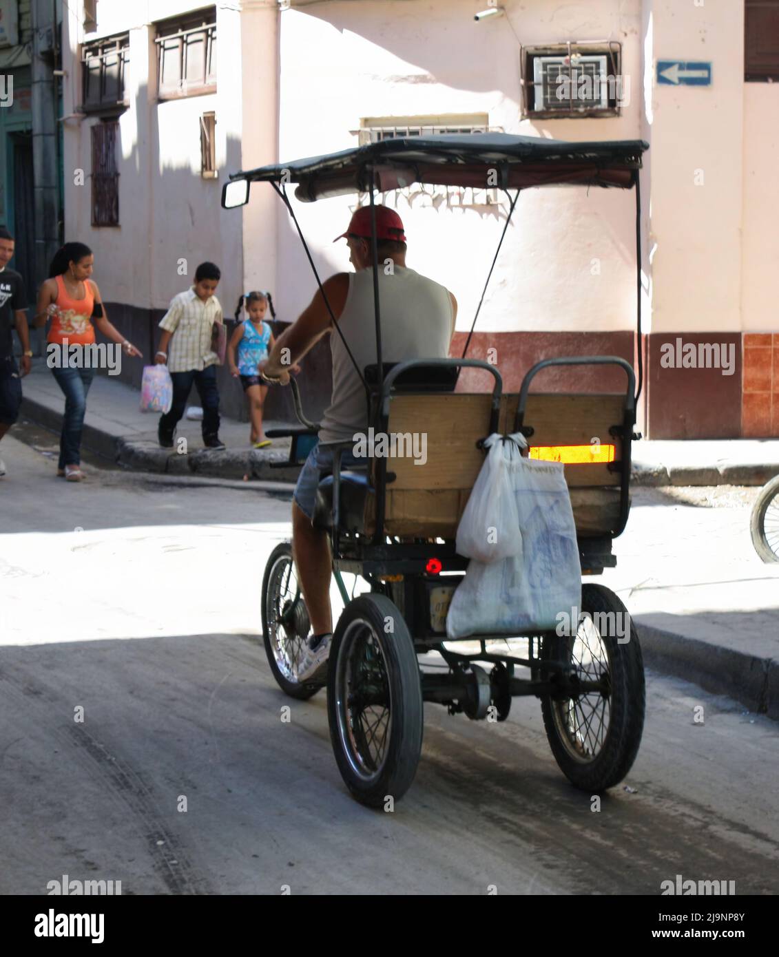 L'altro lato dell'Avana (Cuba), la parte vecchia della città, la parte genuina e non turistica dove vivono le persone comuni. Foto Stock