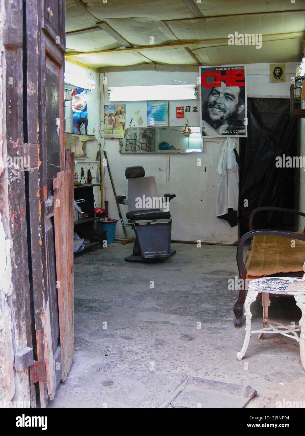 L'altro lato dell'Avana (Cuba), la parte vecchia della città, la parte genuina e non turistica dove vivono le persone comuni. Foto Stock