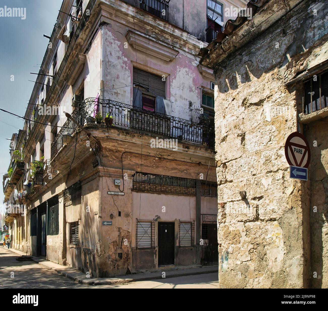 L'altro lato dell'Avana (Cuba), la parte vecchia della città, la parte genuina e non turistica dove vivono le persone comuni. Foto Stock