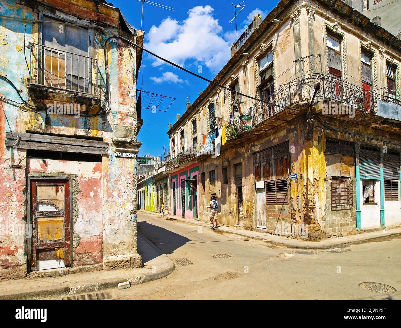 L'altro lato dell'Avana (Cuba), la parte vecchia della città, la parte genuina e non turistica dove vivono le persone comuni. Foto Stock