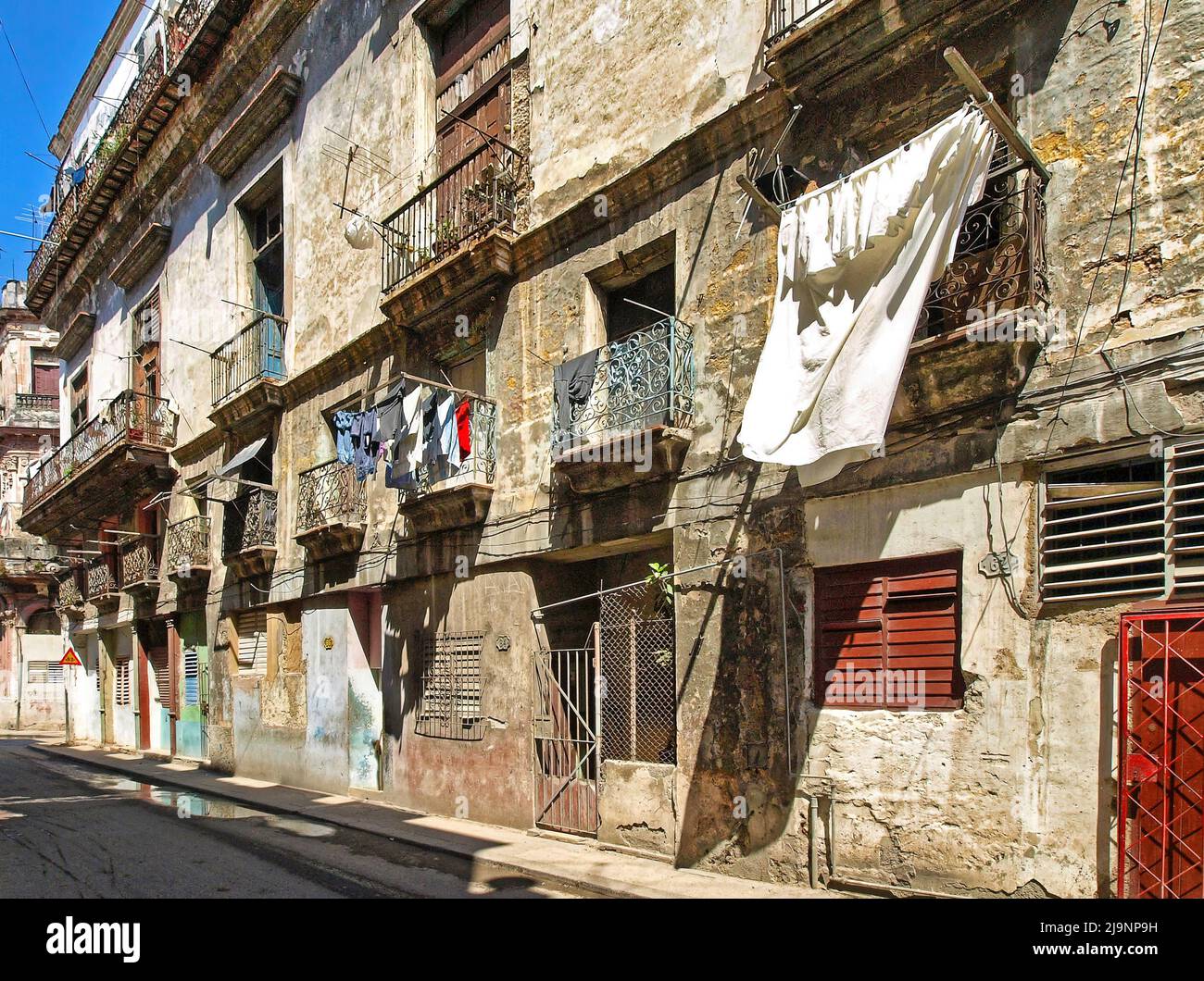 L'altro lato dell'Avana (Cuba), la parte vecchia della città, la parte genuina e non turistica dove vivono le persone comuni. Foto Stock