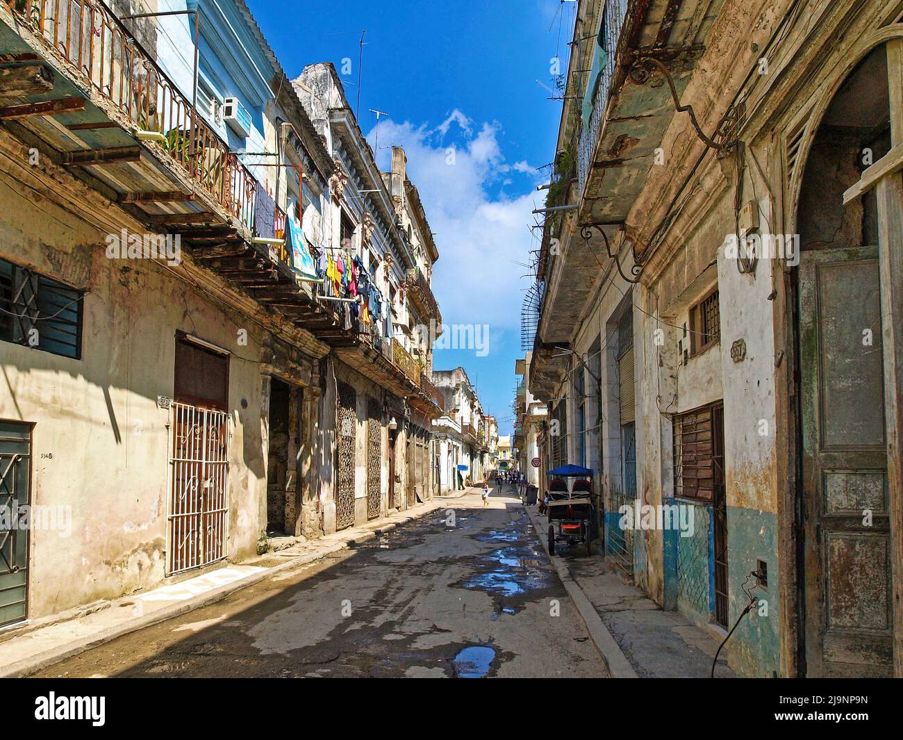 L'altro lato dell'Avana (Cuba), la parte vecchia della città, la parte genuina e non turistica dove vivono le persone comuni. Foto Stock