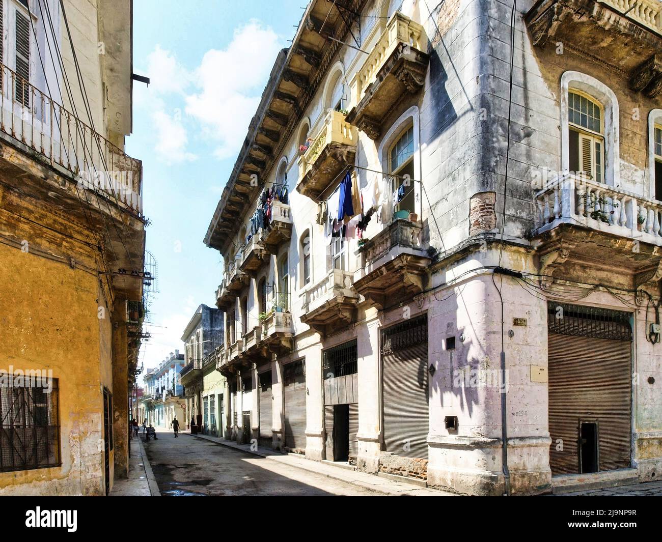 L'altro lato dell'Avana (Cuba), la parte vecchia della città, la parte genuina e non turistica dove vivono le persone comuni. Foto Stock