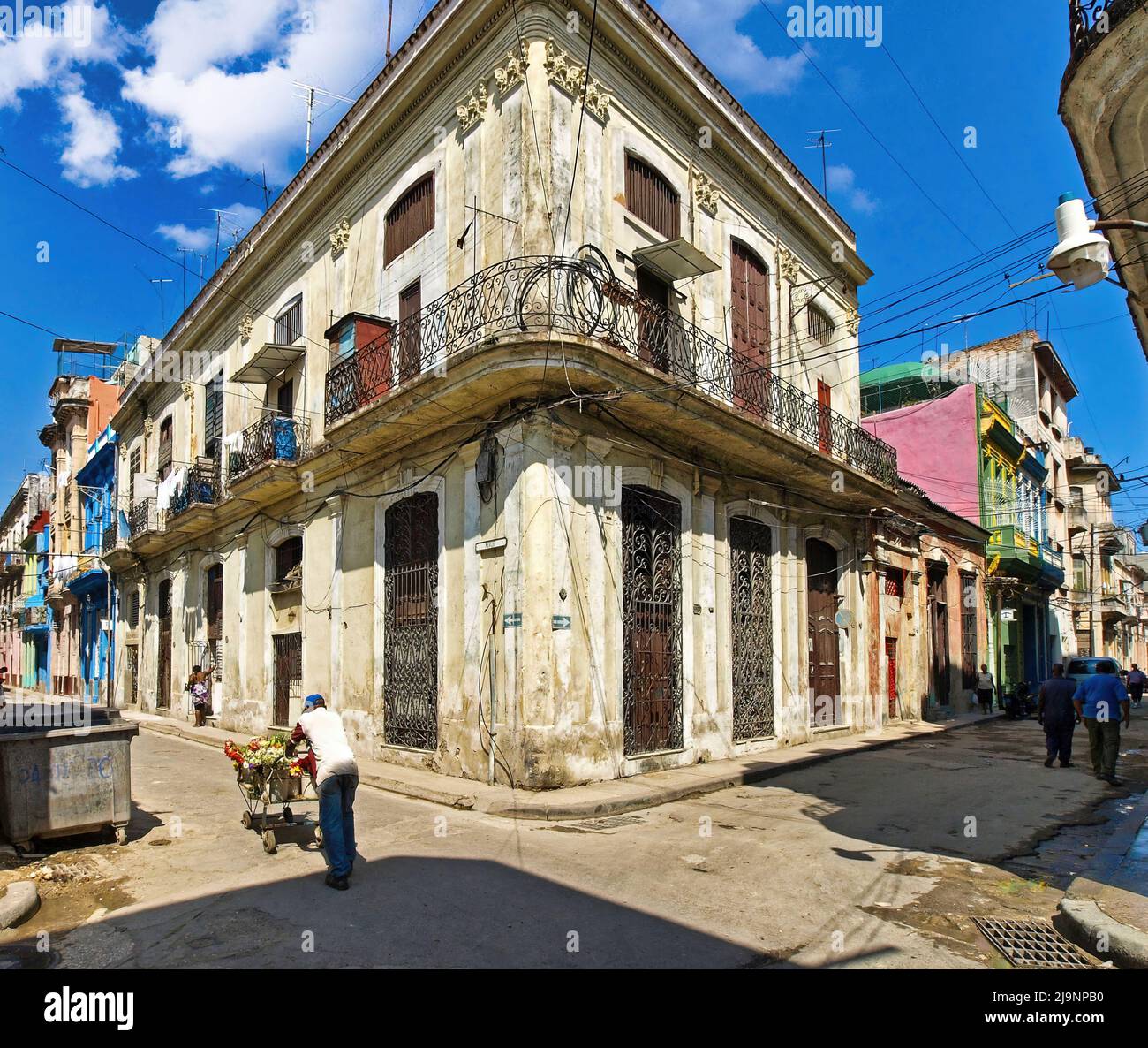 L'altro lato dell'Avana (Cuba), la parte vecchia della città, la parte genuina e non turistica dove vivono le persone comuni. Foto Stock