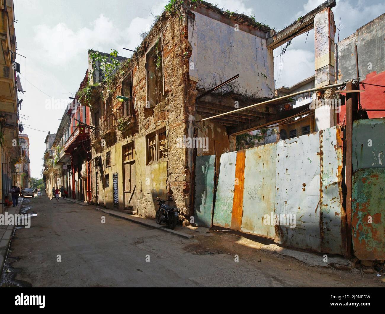 L'altro lato dell'Avana (Cuba), la parte vecchia della città, la parte genuina e non turistica dove vivono le persone comuni. Foto Stock