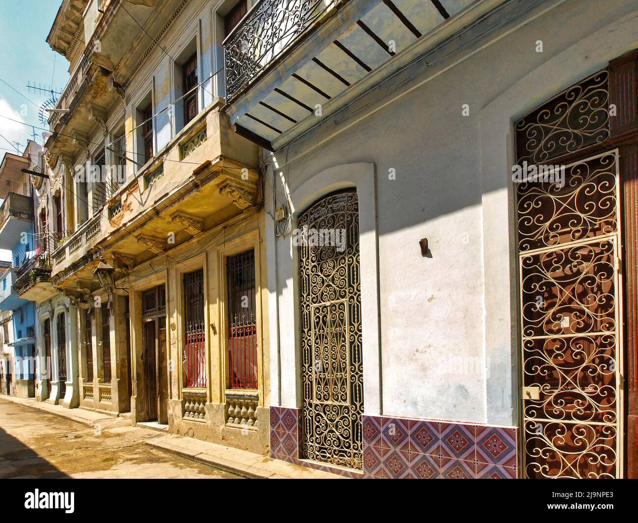 L'altro lato dell'Avana (Cuba), la parte vecchia della città, la parte genuina e non turistica dove vivono le persone comuni. Foto Stock