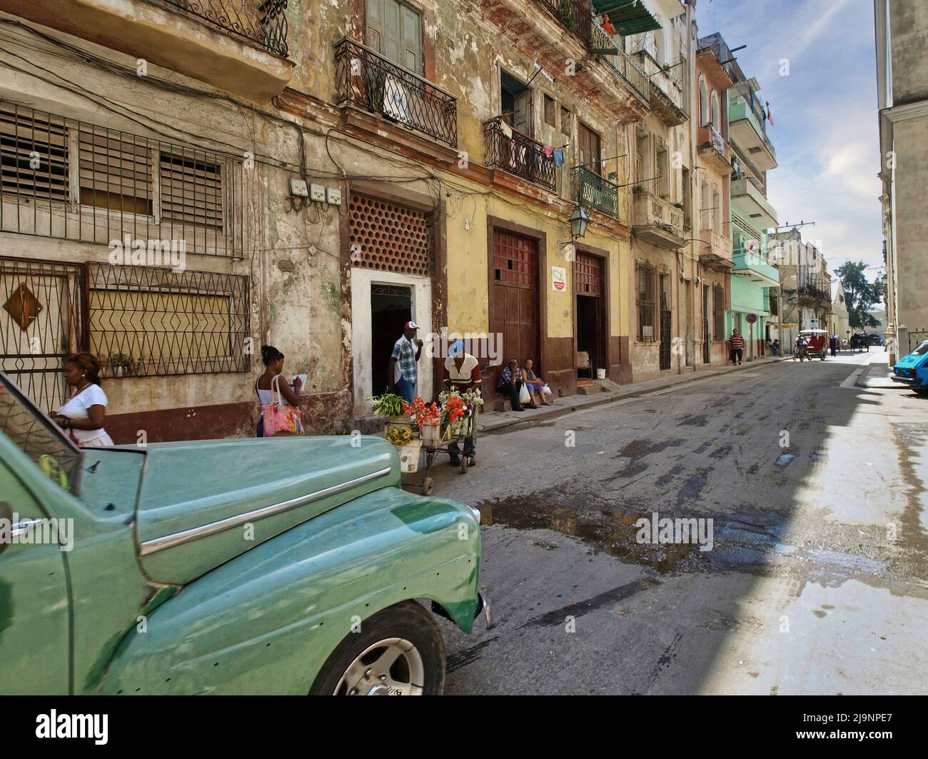 L'altro lato dell'Avana (Cuba), la parte vecchia della città, la parte genuina e non turistica dove vivono le persone comuni. Foto Stock