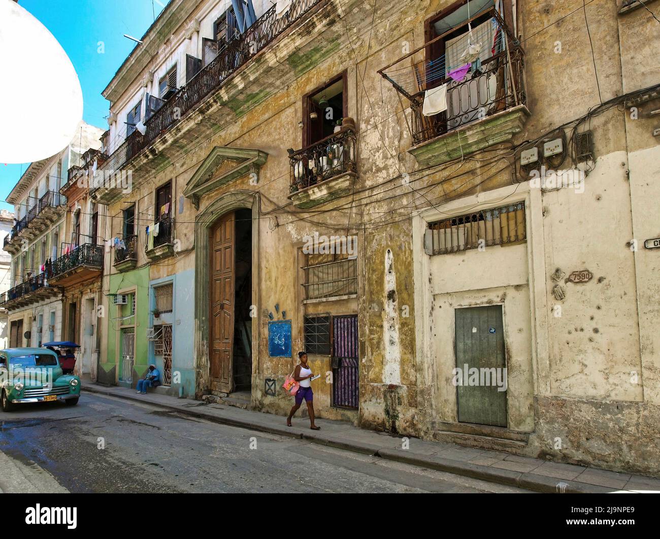 L'altro lato dell'Avana (Cuba), la parte vecchia della città, la parte genuina e non turistica dove vivono le persone comuni. Foto Stock