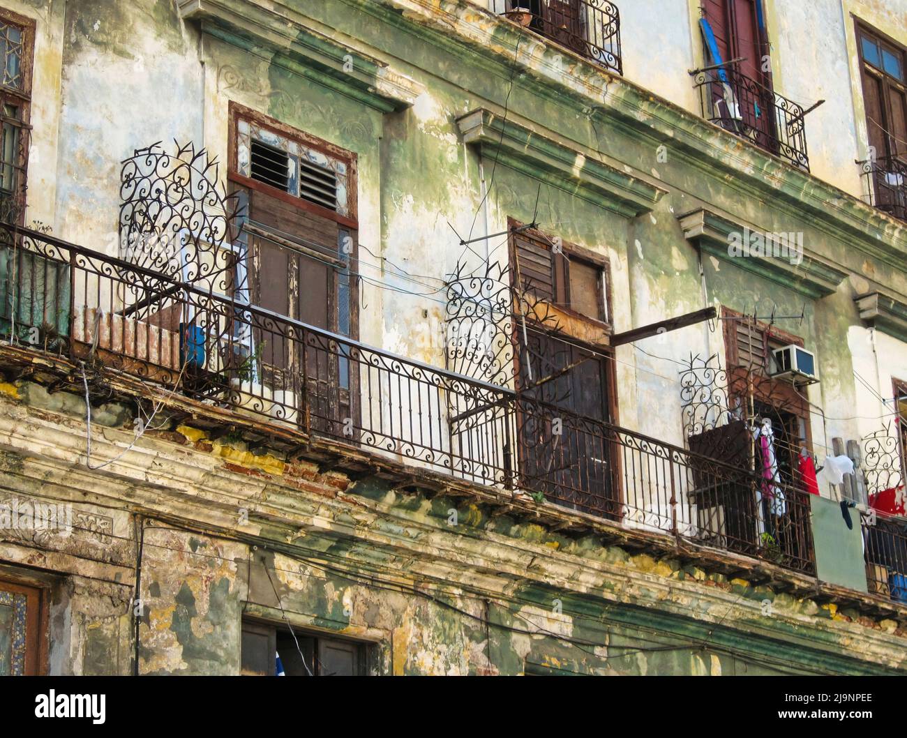 L'altro lato dell'Avana (Cuba), la parte vecchia della città, la parte genuina e non turistica dove vivono le persone comuni. Foto Stock