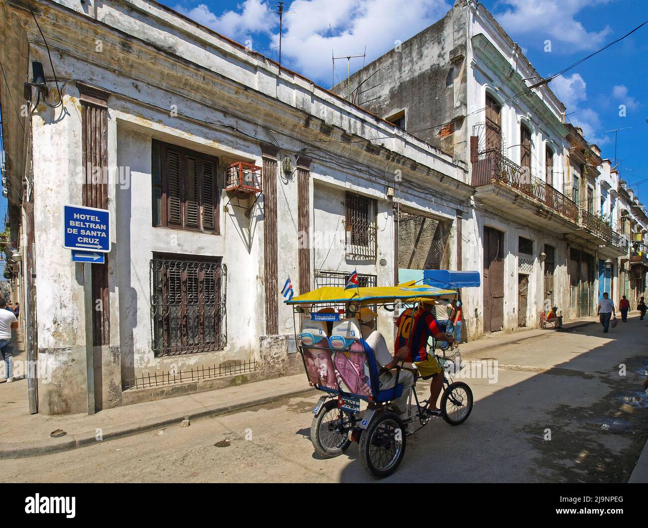 L'altro lato dell'Avana (Cuba), la parte vecchia della città, la parte genuina e non turistica dove vivono le persone comuni. Foto Stock