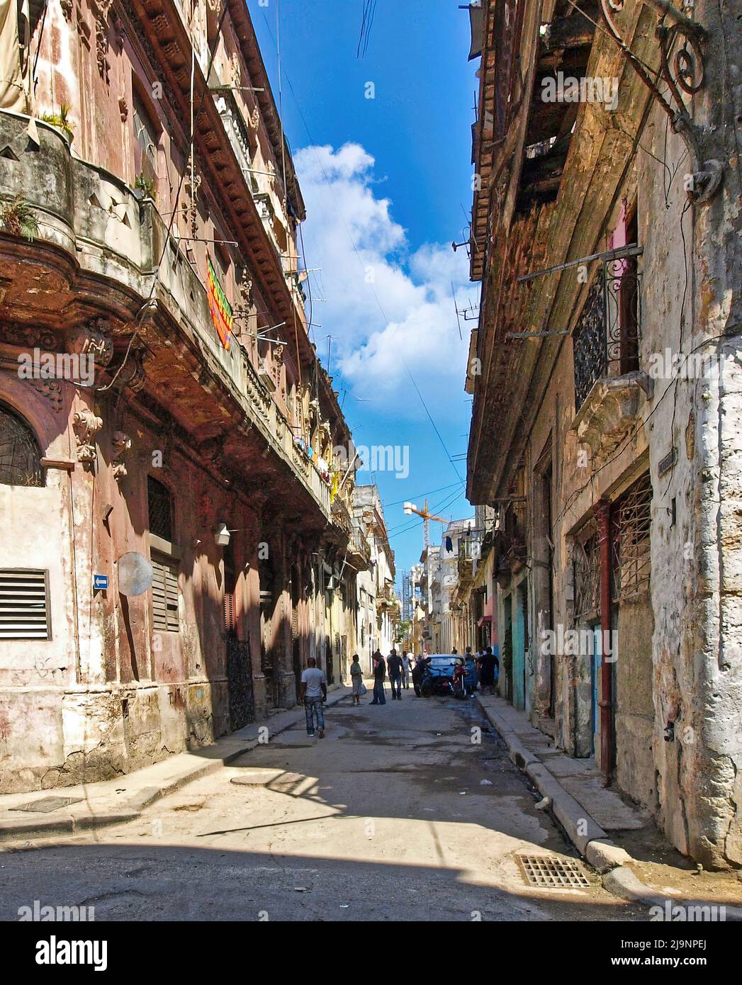 L'altro lato dell'Avana (Cuba), la parte vecchia della città, la parte genuina e non turistica dove vivono le persone comuni. Foto Stock