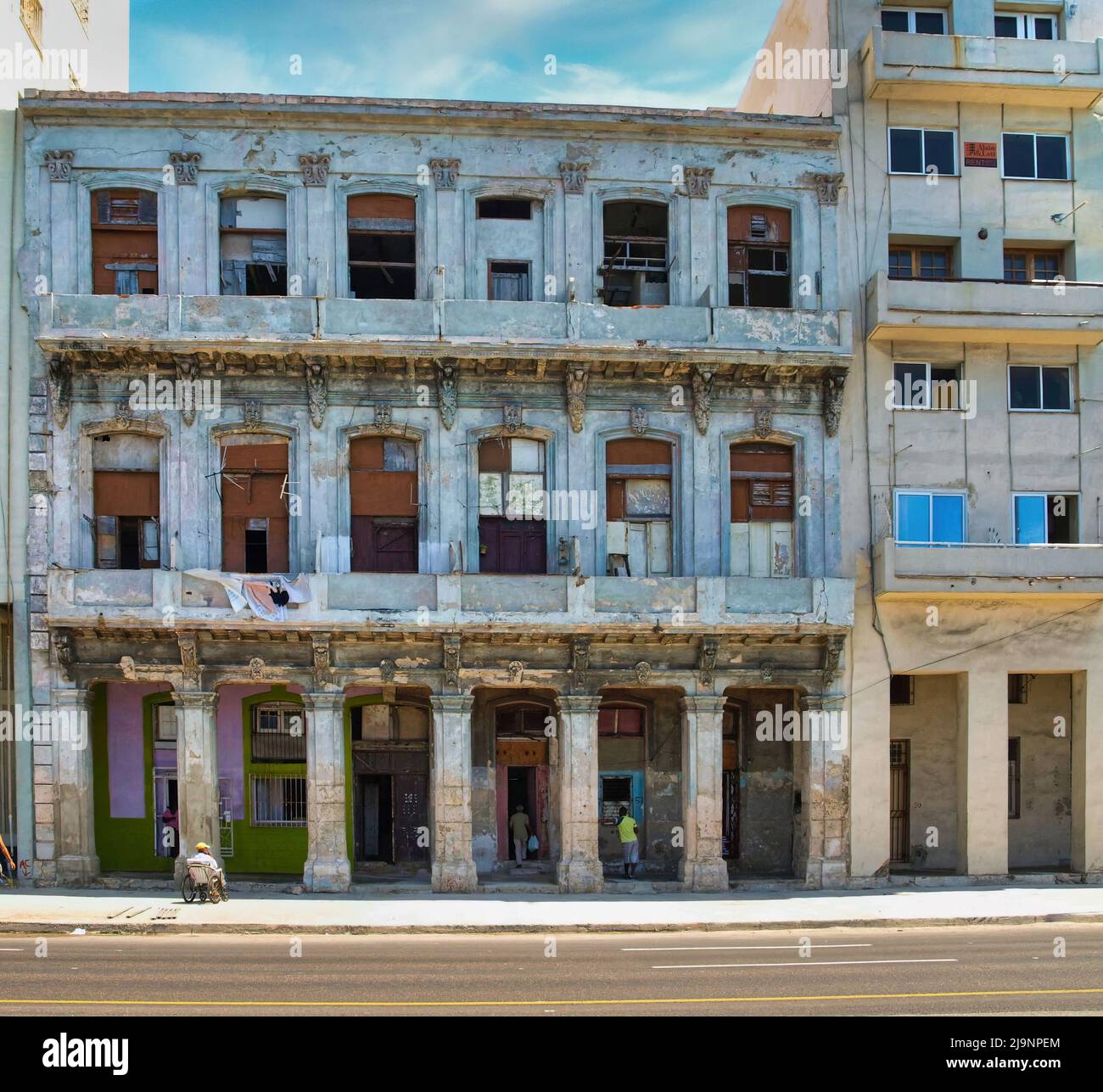 L'altro lato dell'Avana (Cuba), la parte vecchia della città, la parte genuina e non turistica dove vivono le persone comuni. Foto Stock