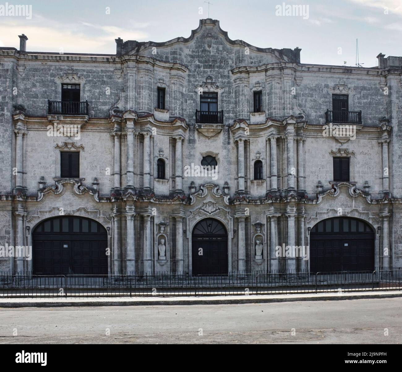 L'altro lato dell'Avana (Cuba), la parte vecchia della città, la parte genuina e non turistica dove vivono le persone comuni. Foto Stock