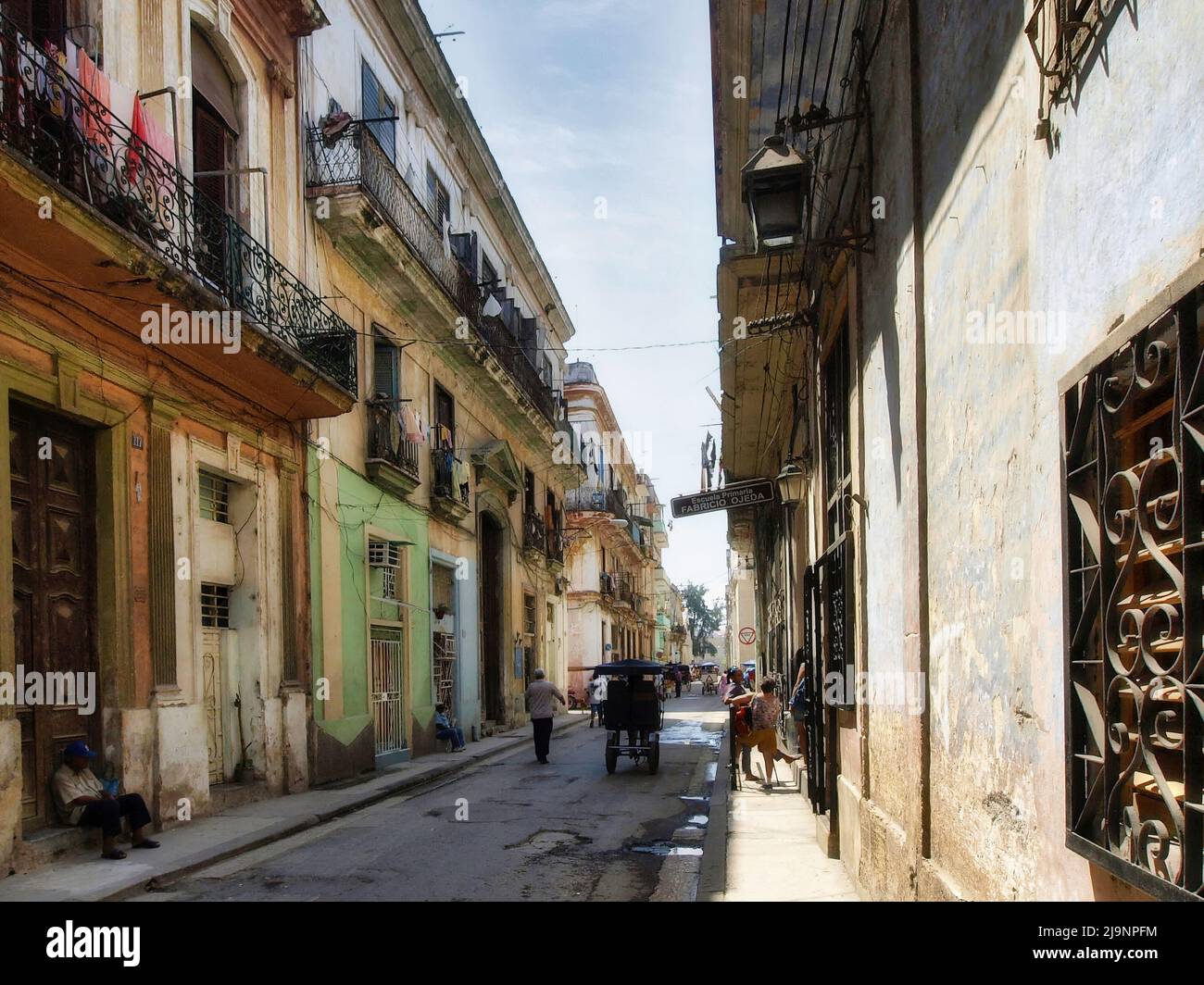 L'altro lato dell'Avana (Cuba), la parte vecchia della città, la parte genuina e non turistica dove vivono le persone comuni. Foto Stock