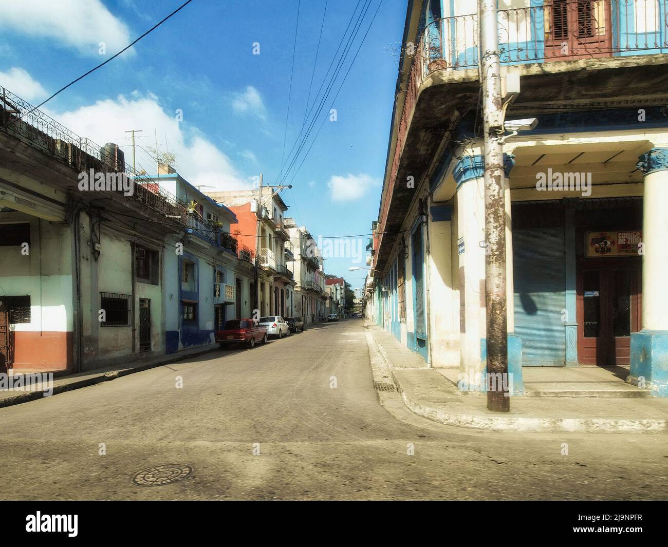 L'altro lato dell'Avana (Cuba), la parte vecchia della città, la parte genuina e non turistica dove vivono le persone comuni. Foto Stock