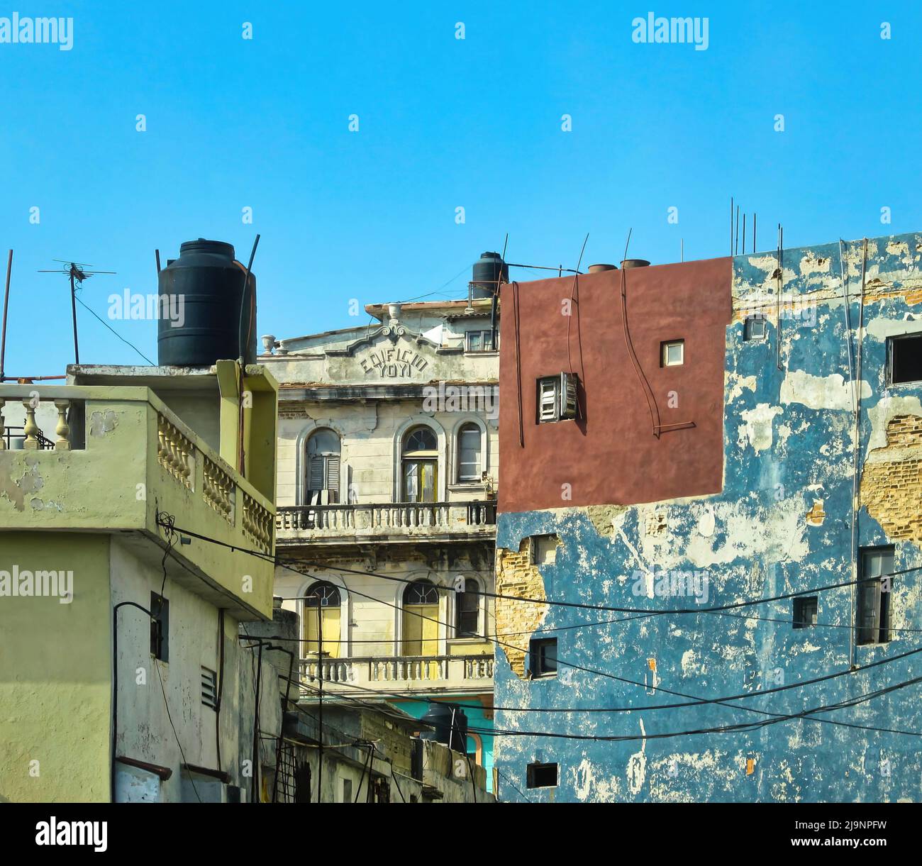 L'altro lato dell'Avana (Cuba), la parte vecchia della città, la parte genuina e non turistica dove vivono le persone comuni. Foto Stock