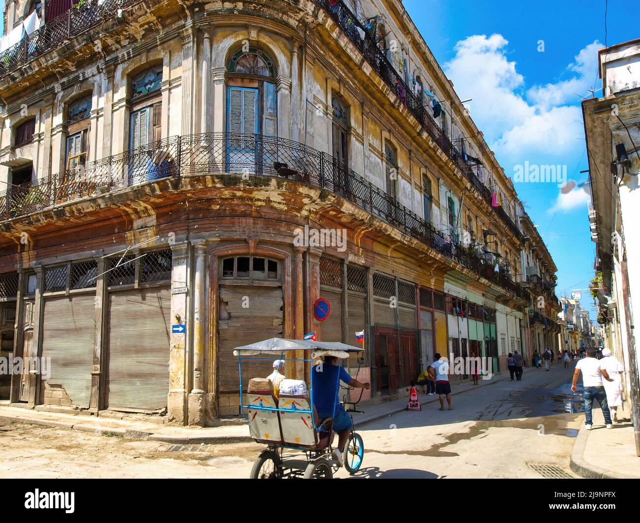 L'altro lato dell'Avana (Cuba), la parte vecchia della città, la parte genuina e non turistica dove vivono le persone comuni. Foto Stock
