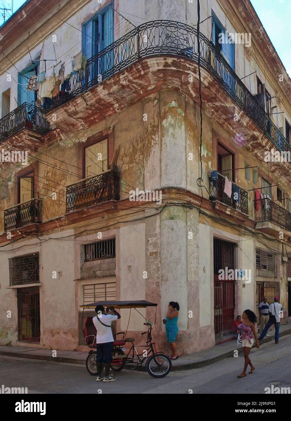 L'altro lato dell'Avana (Cuba), la parte vecchia della città, la parte genuina e non turistica dove vivono le persone comuni. Foto Stock