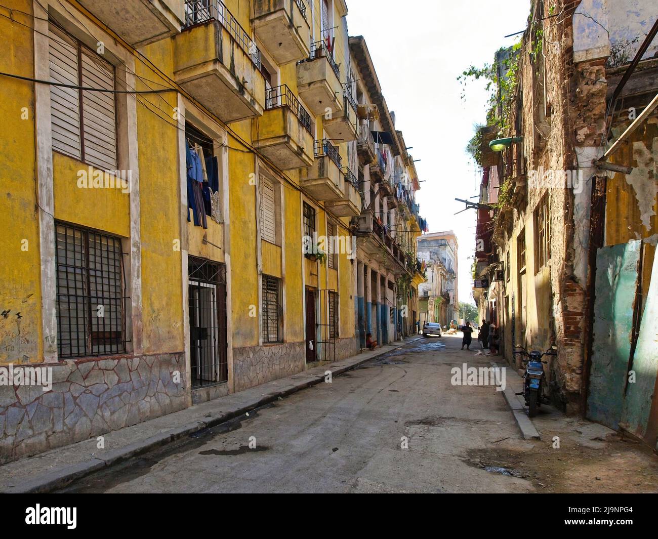 L'altro lato dell'Avana (Cuba), la parte vecchia della città, la parte genuina e non turistica dove vivono le persone comuni. Foto Stock