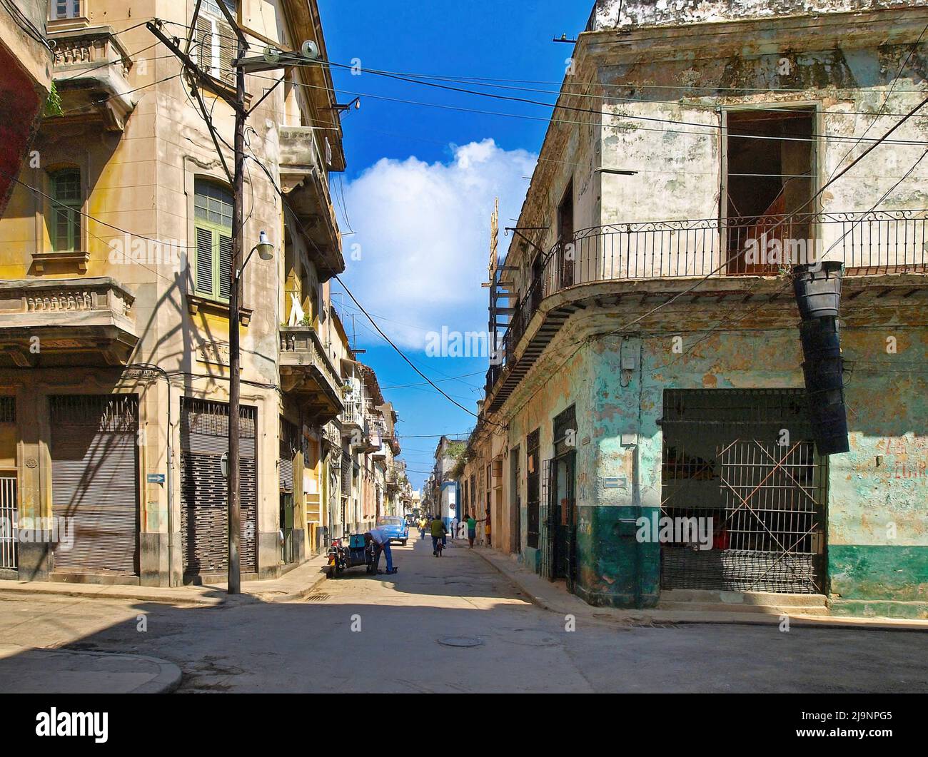 L'altro lato dell'Avana (Cuba), la parte vecchia della città, la parte genuina e non turistica dove vivono le persone comuni. Foto Stock