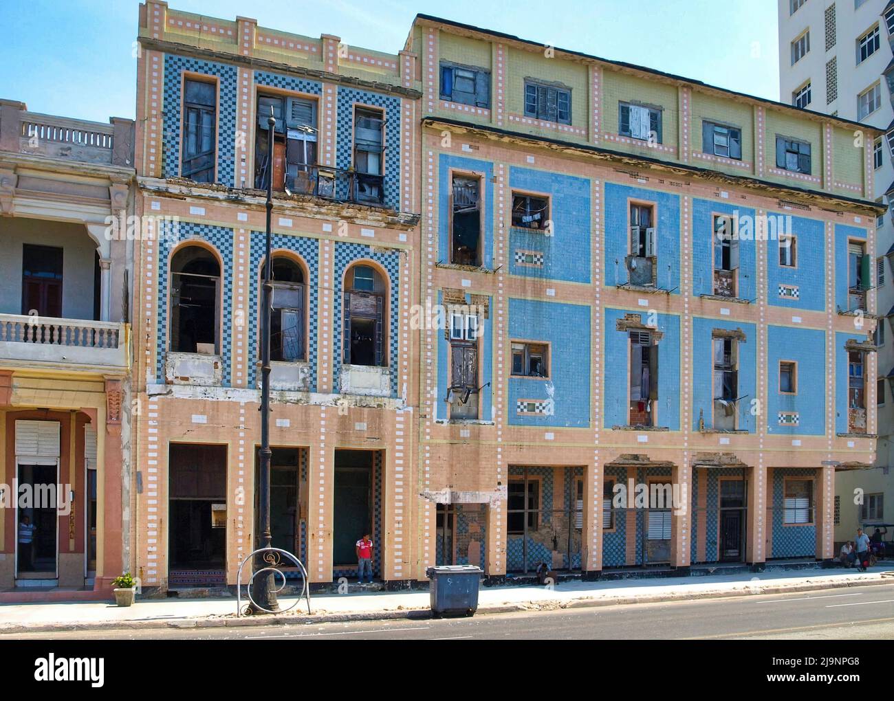 L'altro lato dell'Avana (Cuba), la parte vecchia della città, la parte genuina e non turistica dove vivono le persone comuni. Foto Stock
