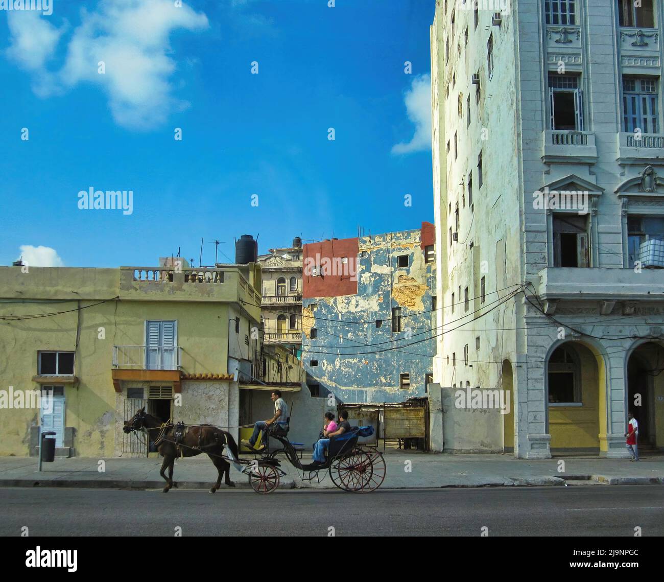 L'altro lato dell'Avana (Cuba), la parte vecchia della città, la parte genuina e non turistica dove vivono le persone comuni. Foto Stock