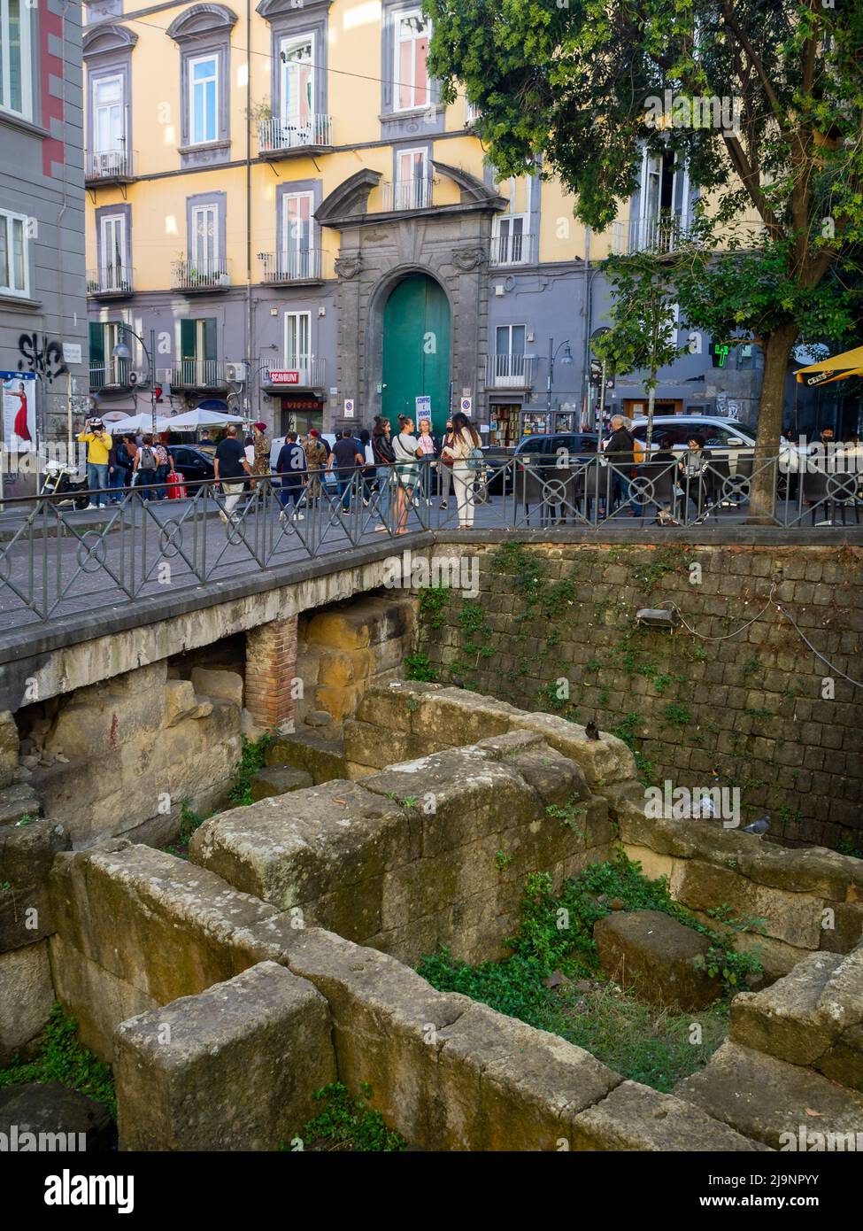 I resti della vecchia cinta muraria greca a Napoli in Piazza Vincenzo Bellini Foto Stock