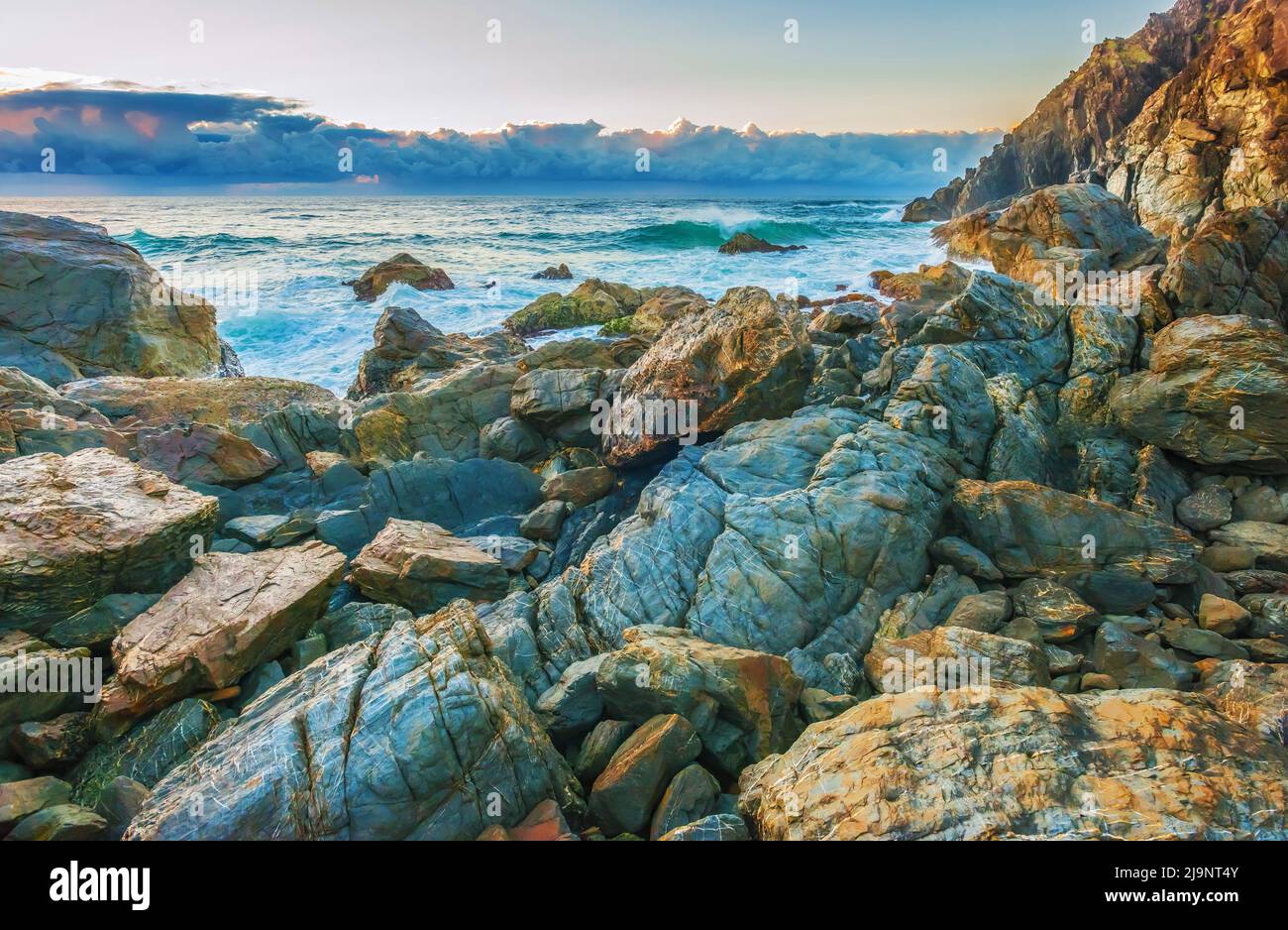 Tempesta in arrivo lungo una pericolosa costa rocciosa Foto Stock