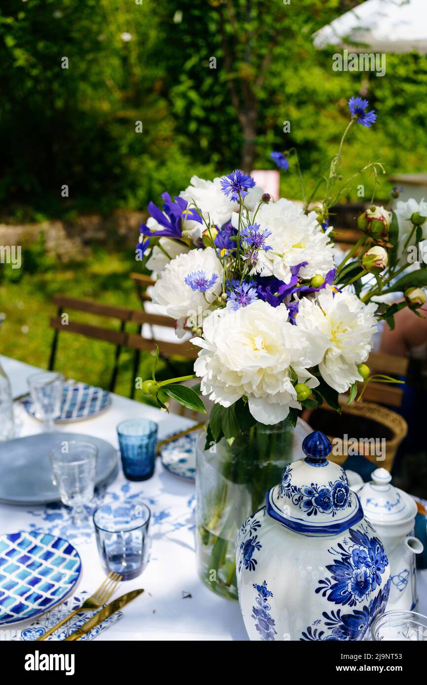 Mazzo di fiori estivi sul tavolo festivo all'aperto party Foto Stock