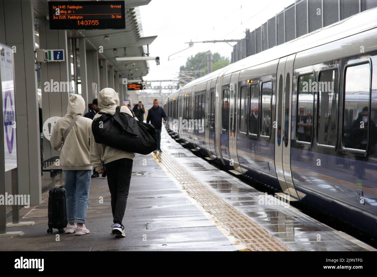 Un treno della linea Elizabeth alla stazione di Abbey Wood, Londra, il suo primo giorno di funzionamento il 24 maggio 2022 come parte del progetto Crossrail Foto Stock