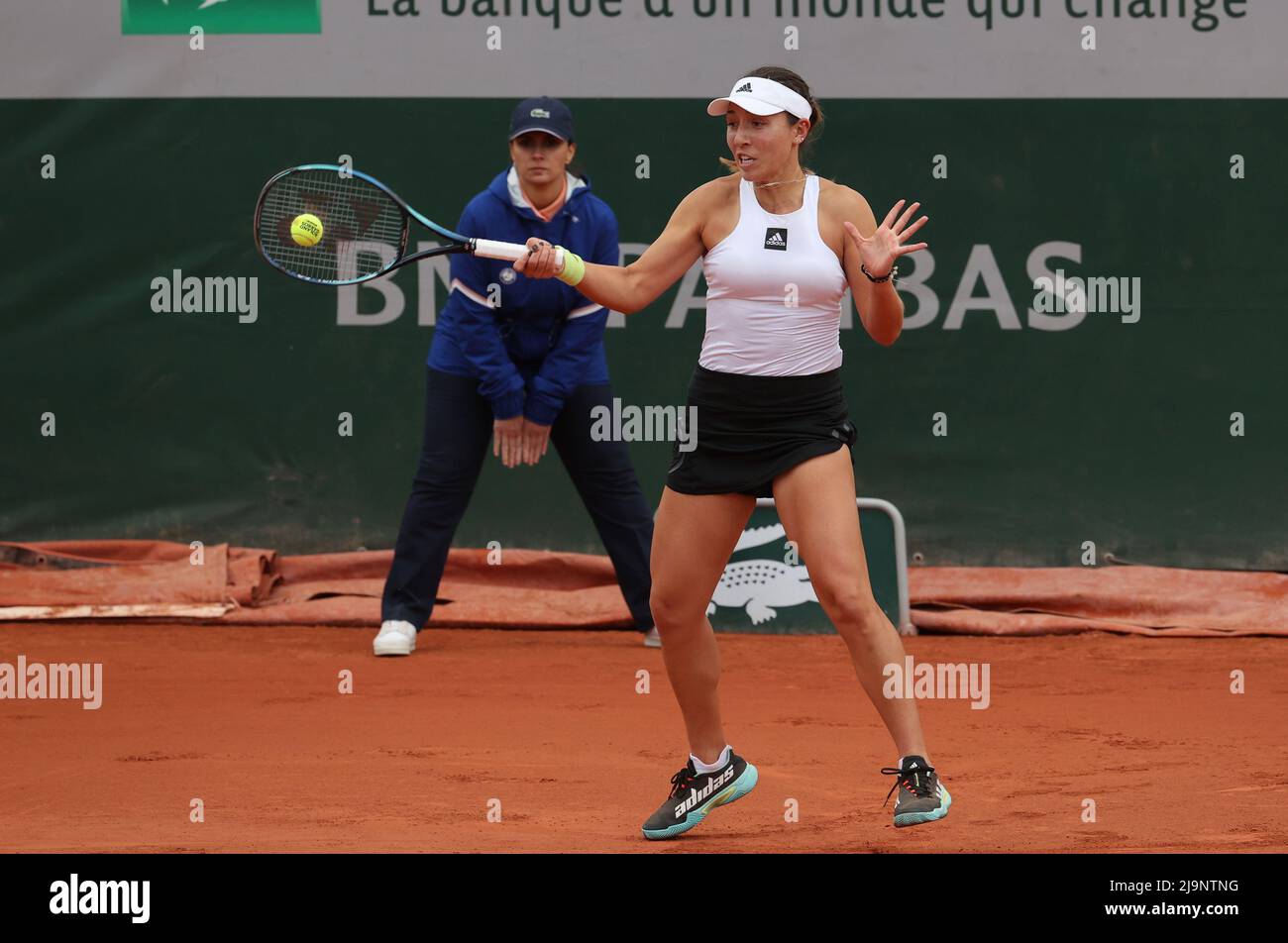 Parigi, Francia. 24th maggio 2022. US Jessica Pegula gioca contro Qiang Wang della Cina durante la loro partita del tennis aperto francese al Roland Garros vicino Parigi, Francia, martedì 24 maggio, 2022. Pegula ha vinto il 6-2, il 6-4. Foto di Maya Vidon-White/UPI Credit: UPI/Alamy Live News Foto Stock