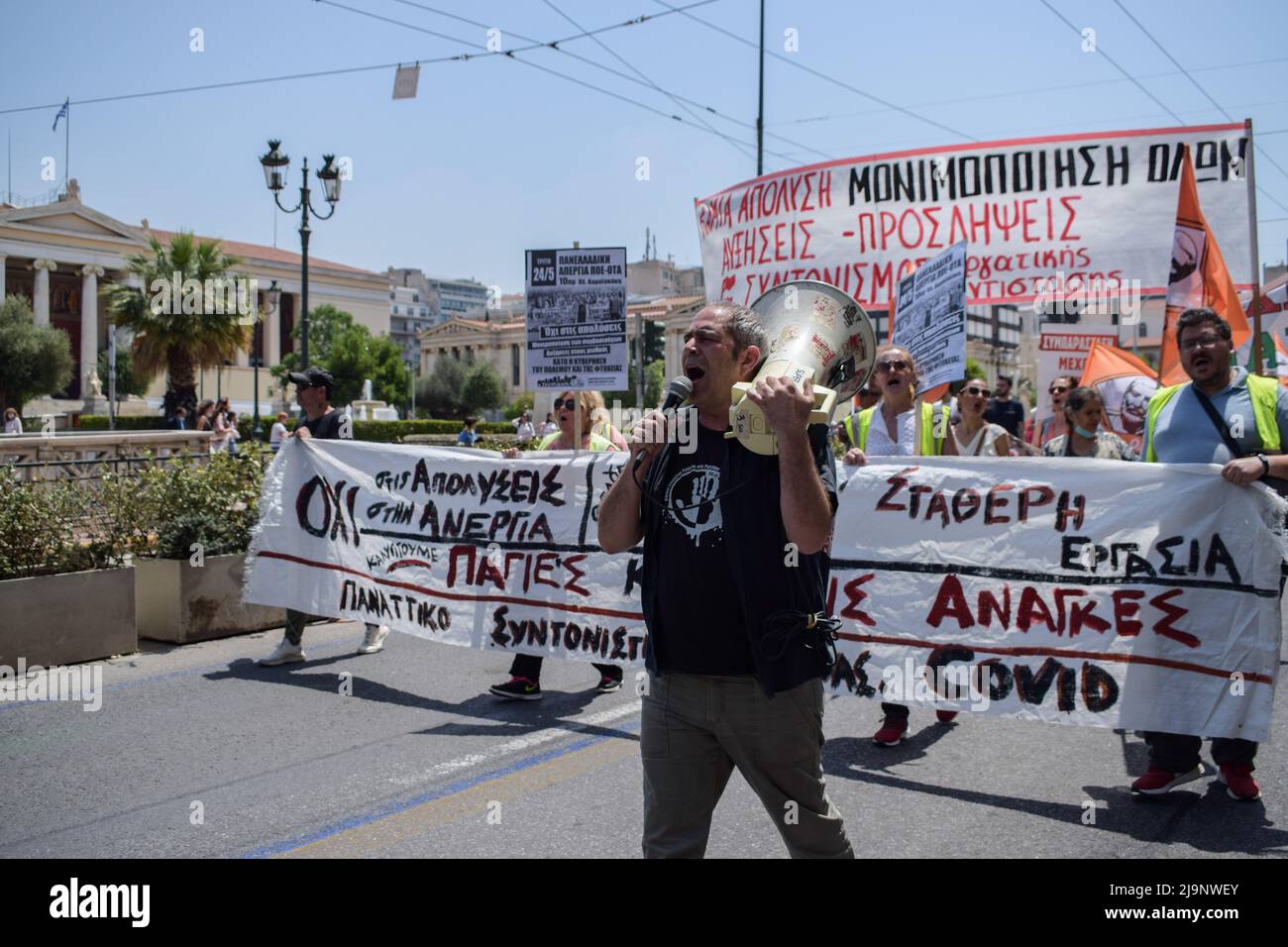 Atene, Grecia. 24th maggio 2022. I lavoratori municipali di tutto il paese vanno fuori dal lavoro e si dirigano al Ministero degli interni per protestare contro la carenza di personale. (Credit Image: © Dimitris Aspiotis/Pacific Press via ZUMA Press Wire) Foto Stock